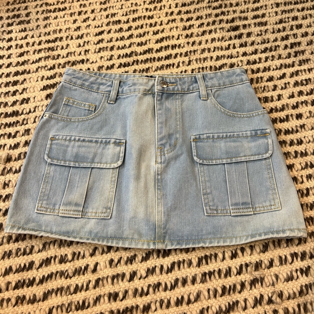 Pretty Little Thing PLT Shape Light Wash Denim Skirt. Size US 2